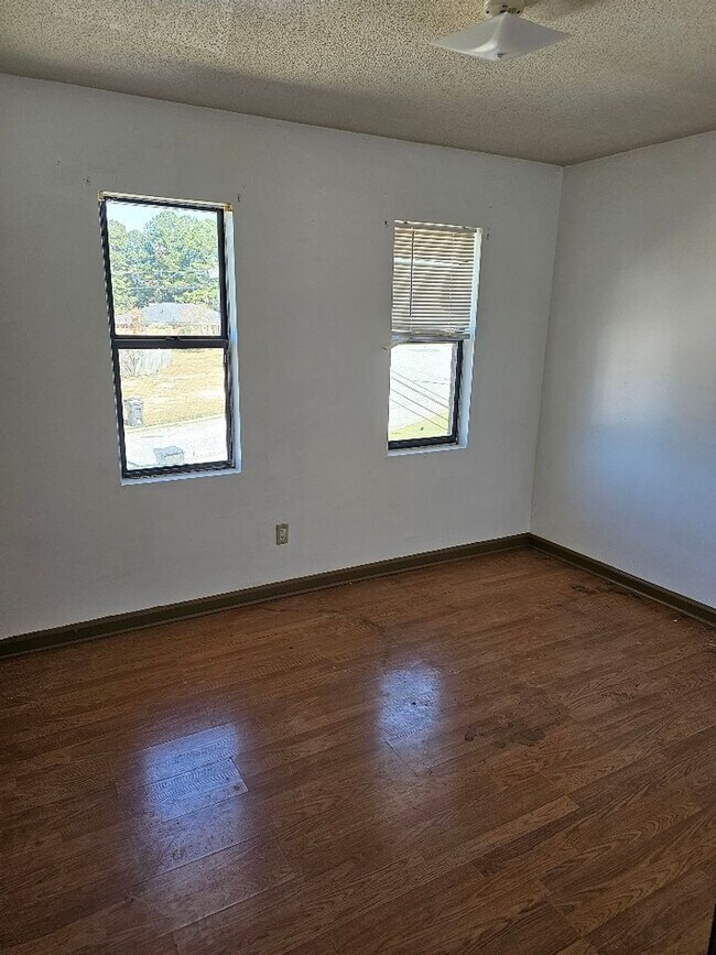 Building Photo - 2 BR TOWNHOME