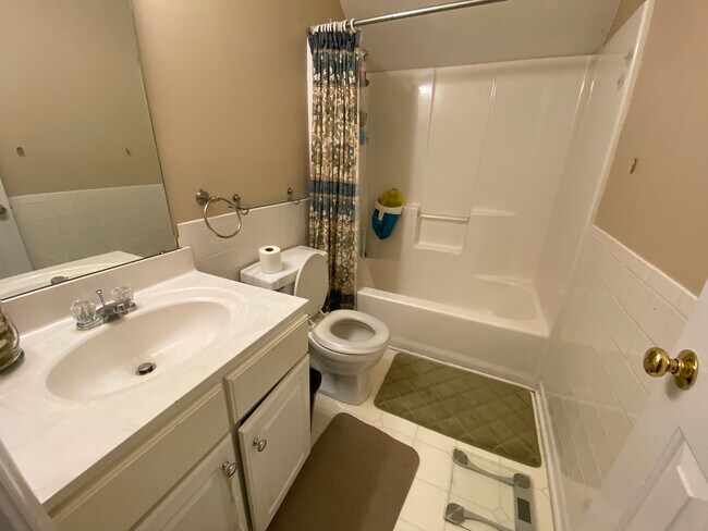 Building Photo - Room in House on Daingerfield Dr