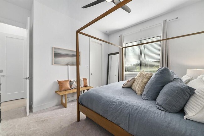 Building Photo - 2050 Lohmans Spur Rd