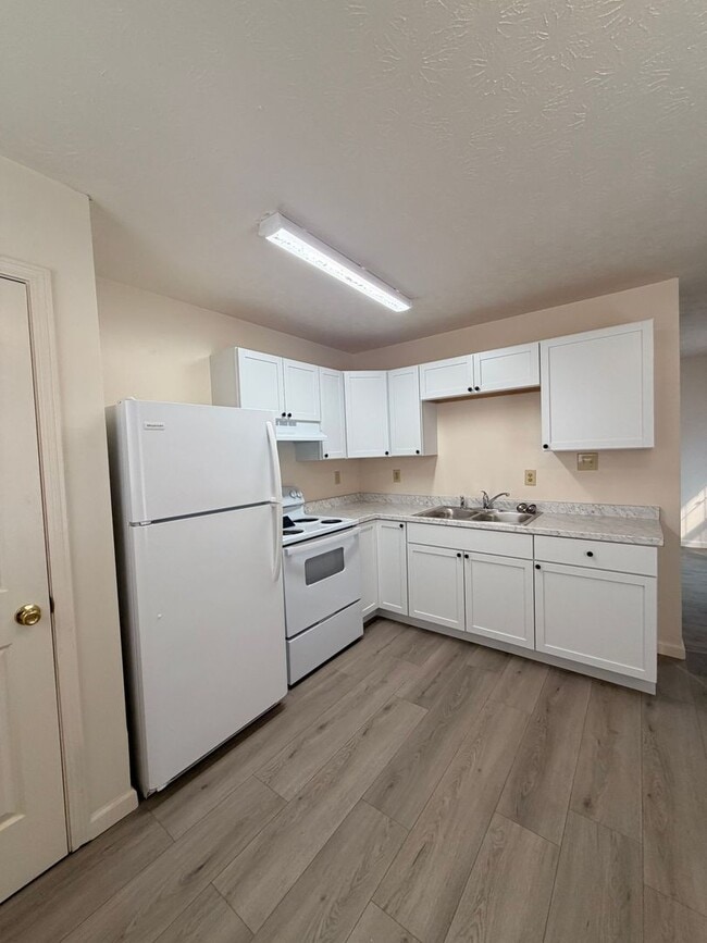 Building Photo - Spacious 3 Bedroom Duplex!