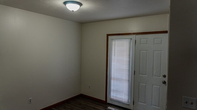 Building Photo - Updated 3-Bedroom Townhouse in Convenient Toledo Location