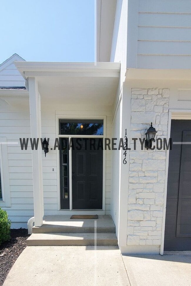 Building Photo - Gorgeous Updated Home in Blue Valley, South Overland Park-Available NOW!!