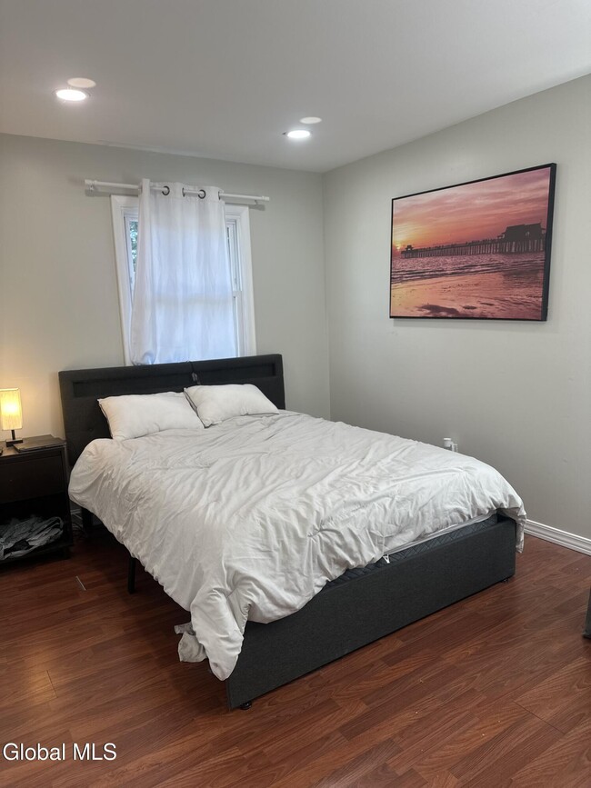 Building Photo - 4 Thoroughbred Ln