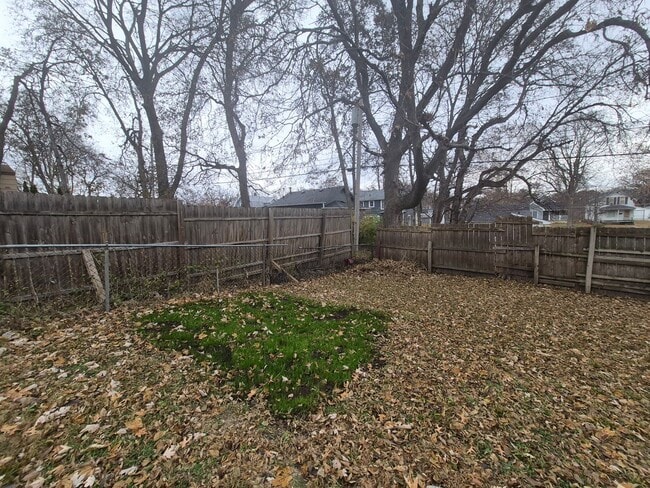 Building Photo - Two Bedroom, One Bathroom Home with Washer/Dryer!