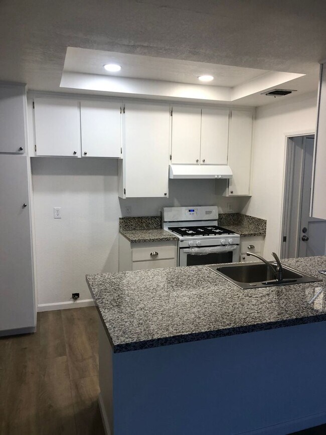 Building Photo - 1300A