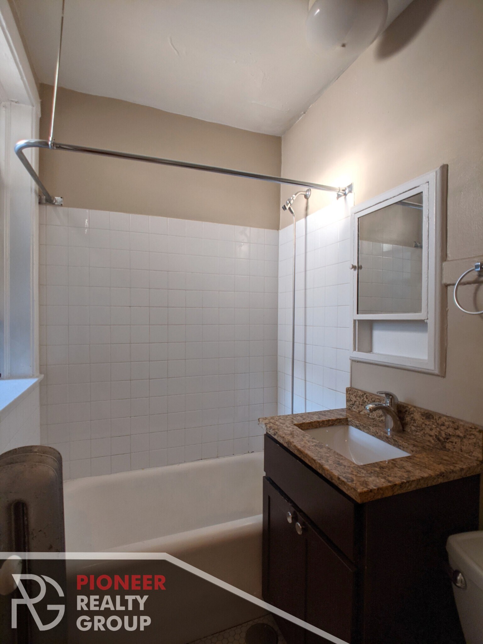 Building Photo - 2122 W Ainslie St