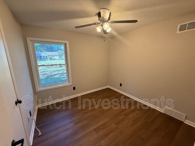 Building Photo - 2935 Briarwood Dr