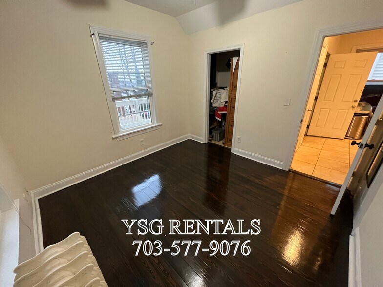 Building Photo - 9 Sunset St