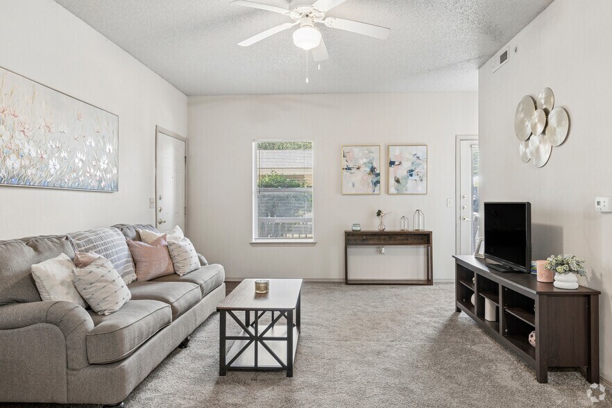2BR, 2BA - 1,043SF - Living Room - The Greens at Shawnee