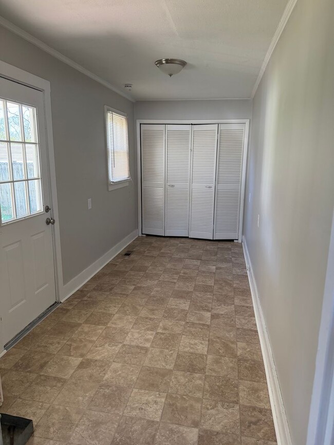 Building Photo - Adorable Cottage with detached garage Lebanon TN