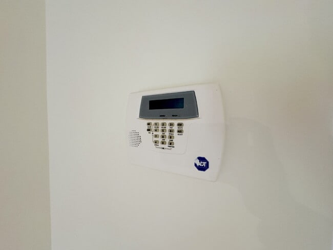 Building Photo - Inviting Townhome with Abundant Space & Co...