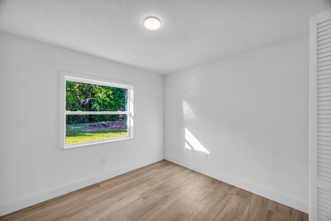 Building Photo - 2514 SE Alfonso Ave