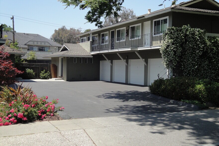 Building Photo - 2327 Pauline Dr