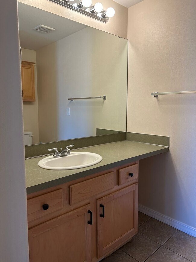 Building Photo - 4 bed, 2.5 ba - Golf Course living in Horn Rapids