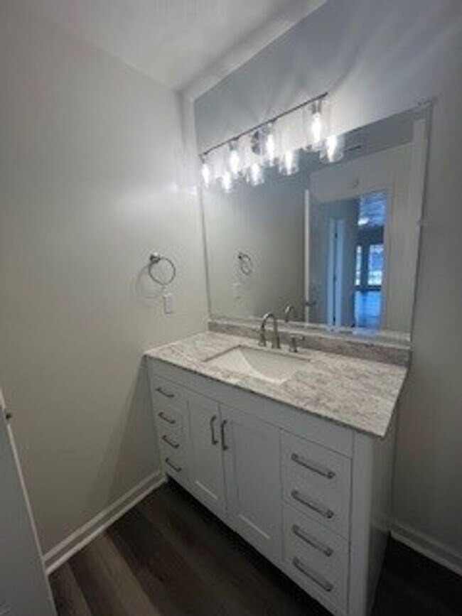 Building Photo - $1180 for Newly Renovated 1 bedroom in a 4...