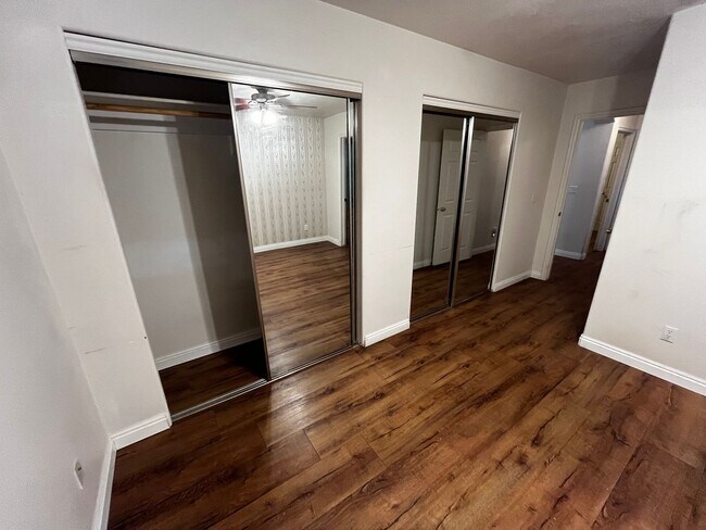 Building Photo - Cozy Private Pet Friendly Home!!
