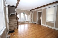 Building Photo - Adorable 3bdrm Downtown Bungalow