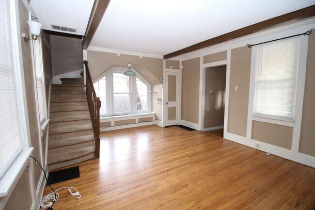 Building Photo - Adorable 3bdrm Downtown Bungalow
