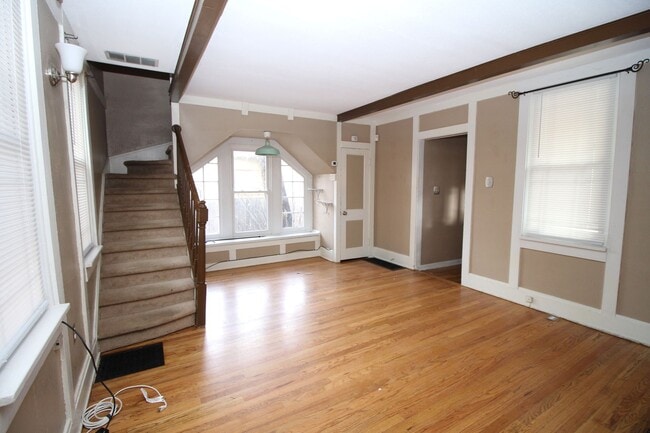 Building Photo - Adorable 3bdrm Downtown Bungalow.   Move in special----half off the first 2 months!!!!