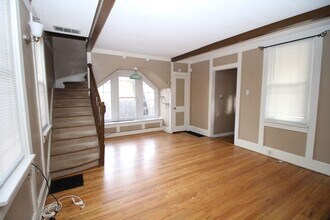 Building Photo - Adorable 3bdrm Downtown Bungalow