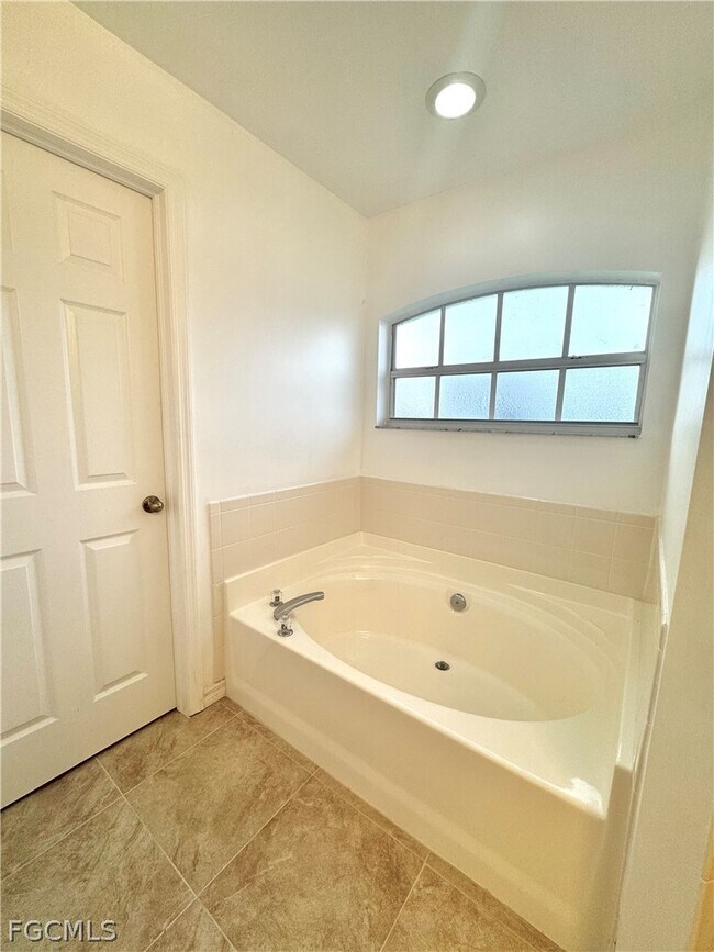 Building Photo - 4409 SW 15th Ave