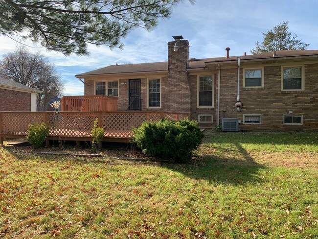 Building Photo - Spacious Three Bedroom/Three Bath Ranch in...