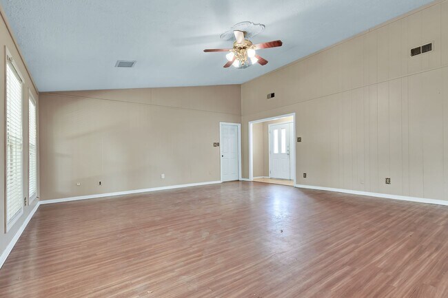 Building Photo - END OF JULY MOVE IN!!  Spacious 4 Bedroom 2 Bathroom Home with Huge Yard!