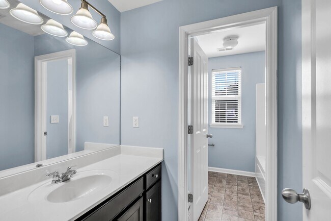 Building Photo - 2031 Hemlock Dr
