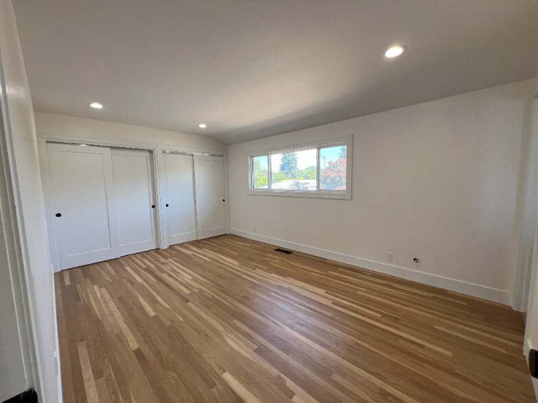 Building Photo - 641 Wintergreen Ln