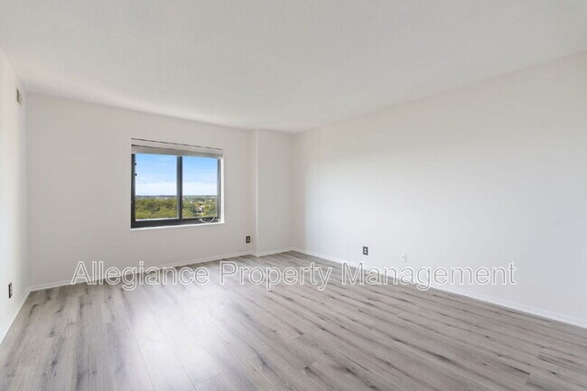 Building Photo - 309 Yoakum Pkwy