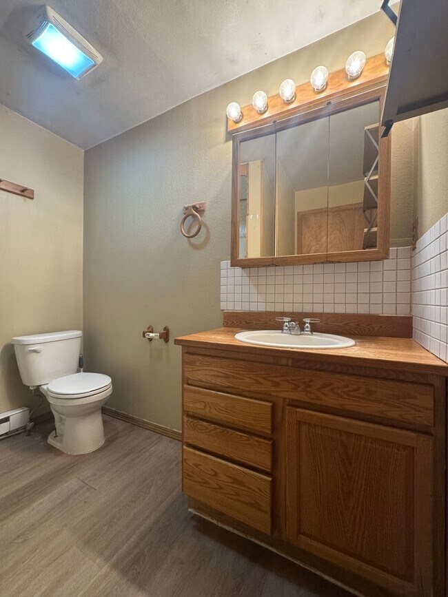 Building Photo - Bright and Welcoming 2-Bedroom Home