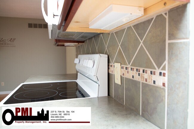 Building Photo - 3 Bedroom and 2 bathroom Colonial Hills House for rent!