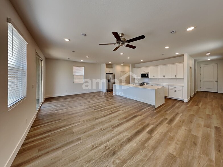 Building Photo - 11194 Magallanes St