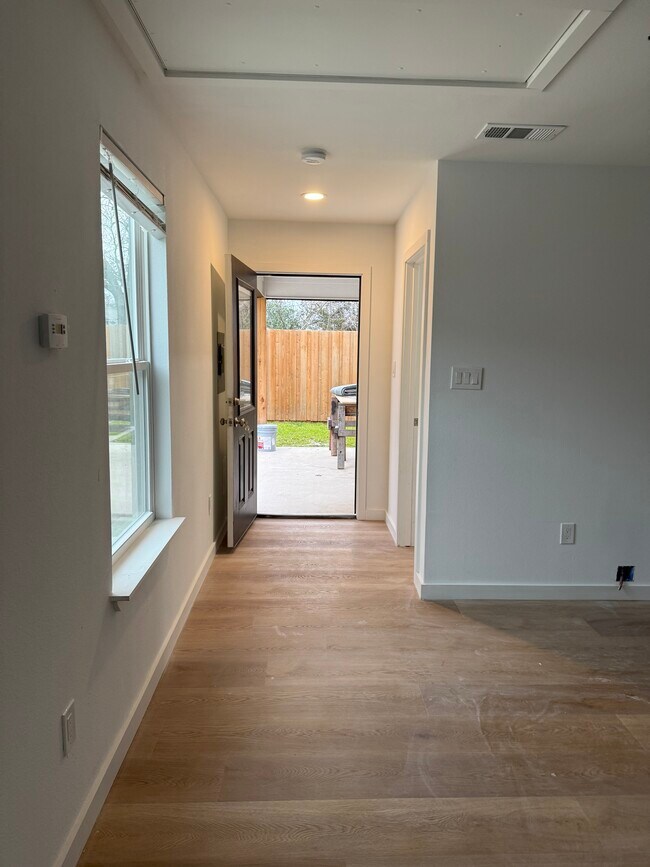 Building Photo - 1019 E Waco Ave