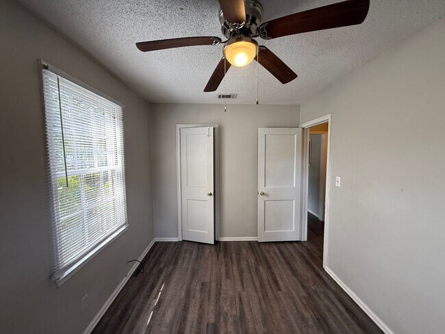 Building Photo - 2 bedroom 1 bath house w/ bonus room off Gulf Beach Hwy!