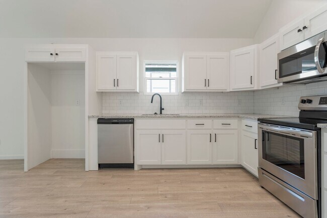 Building Photo - Gorgeous 3 bedroom 2 bathroom home