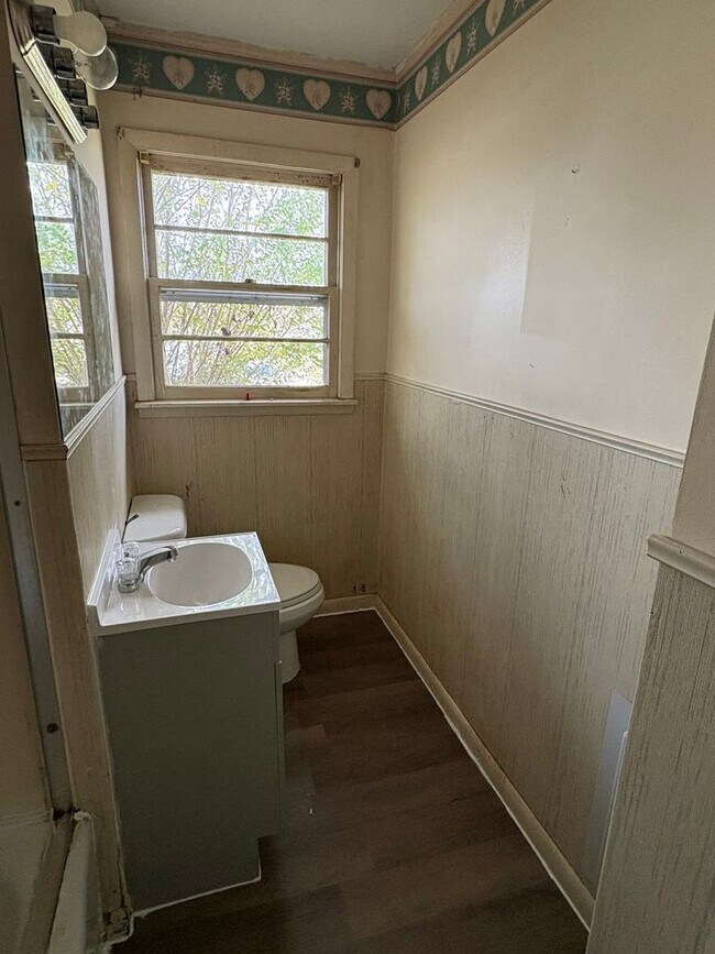 Building Photo - Comfortable Small-Town Living