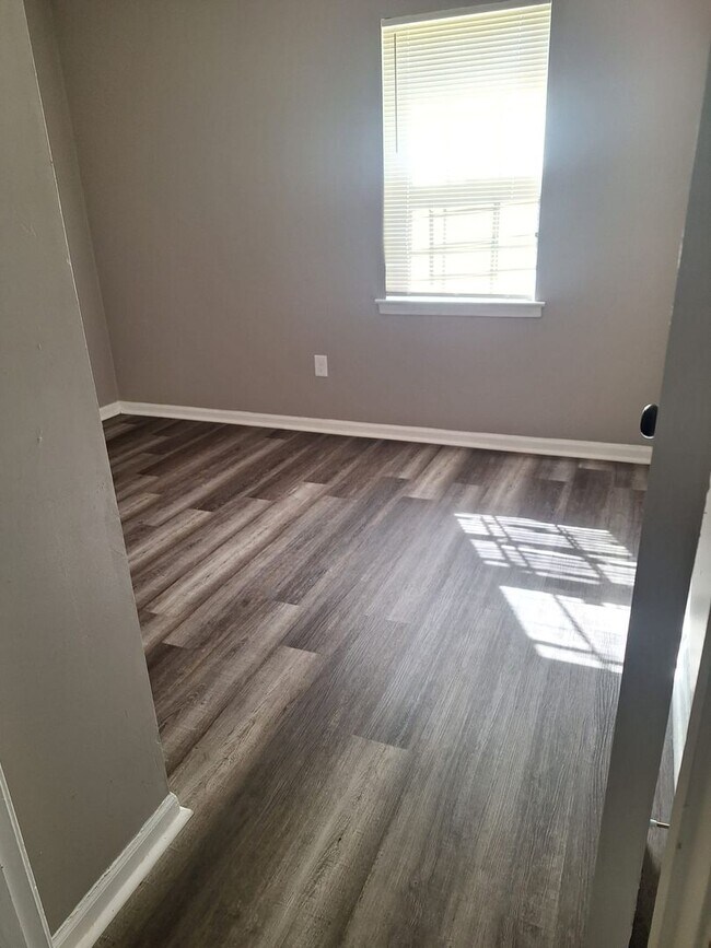 Building Photo - Great Property in quite Neighborhood