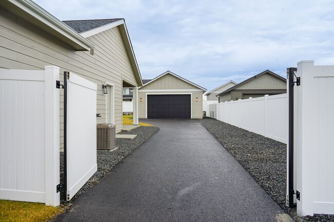 Building Photo - Incredible New 3 Bedroom Home in Post Fall...