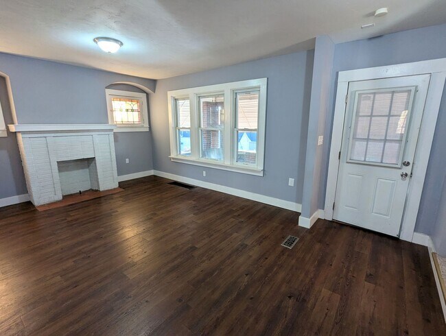 Building Photo - 3 Bedroom 1.5 Bathroom House (Greenfield)