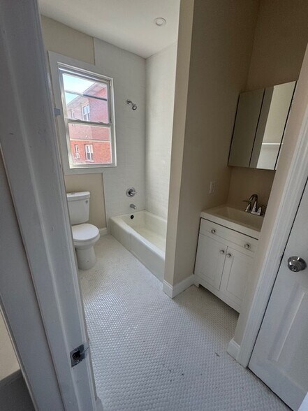 Building Photo - 92 Maple St