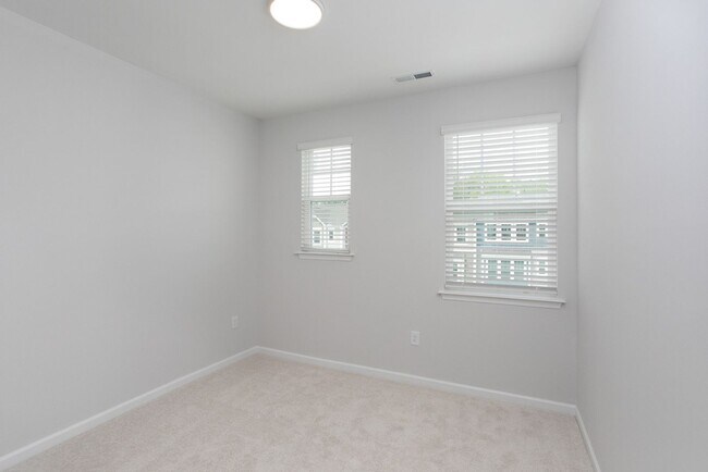 Building Photo - Gorgeous Townhome With Loads of Amenities in Ellis Crossing!