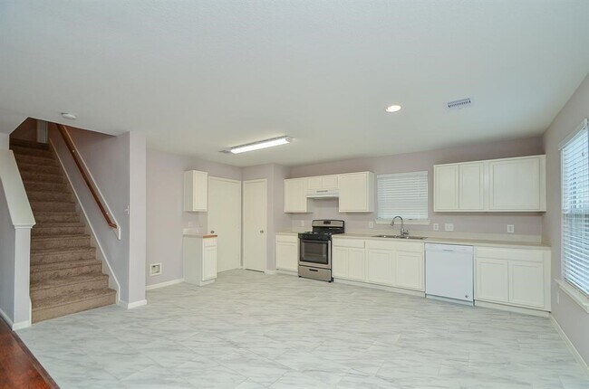 Building Photo - 12039 Madison Oak St