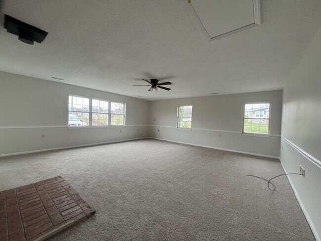 Building Photo - Move In Ready!!