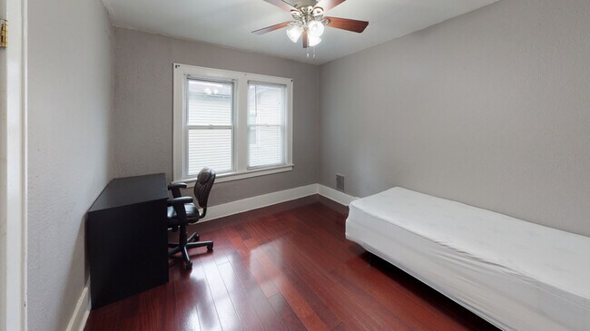 Primary Photo - 1406 E Genesee St