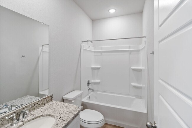 Building Photo - Beautiful Duplex Available In Emma Park!