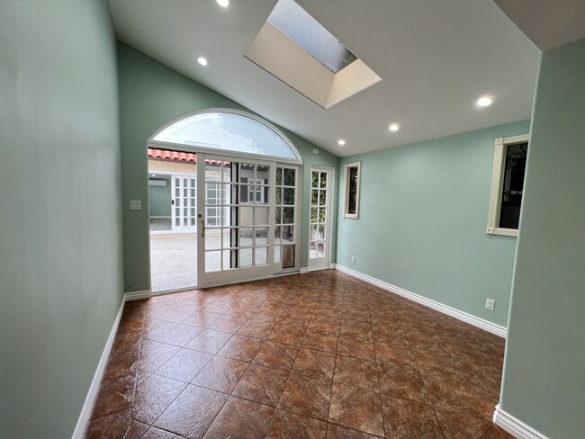 Building Photo - 1650 S Crest Dr