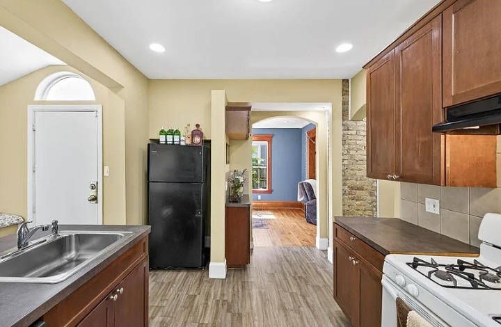 Building Photo - 3610 Dupont Ave N