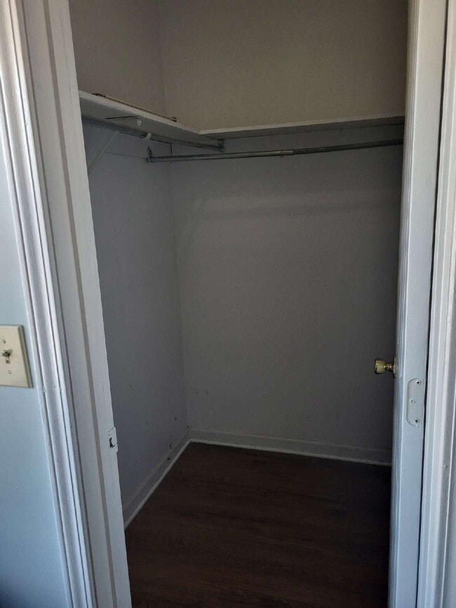 Building Photo - "Charming Goose Creek Townhouse: Cozy 2-Bedroom Retreat with Fireplace!"