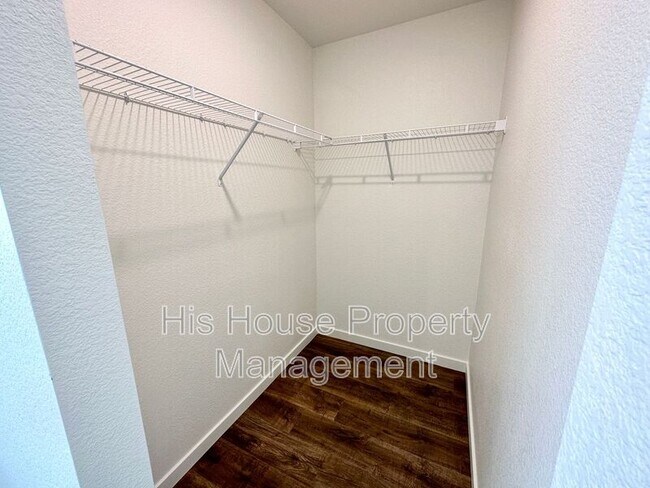 Building Photo - 3905 Canoe St